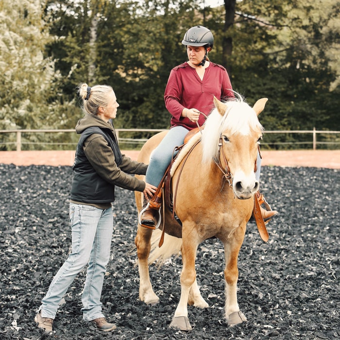 Jessica-Jakob-pferdbewusst-Pferdephysiotherapeutin-Pferdetrainerin-Reitlehrerin-Pferdeosteopathin-Reitunterricht-Pferdetherapie-Waiblingen-Fellbach-Rems-Murr-Kreis-Stuttgart-Baden-Württemberg-5